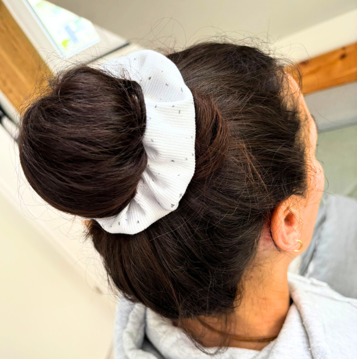 Scrunchie "Weiß mit Pünktchen"