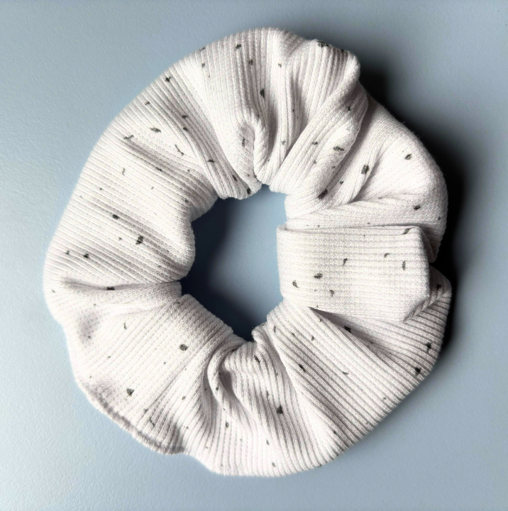 Scrunchie "Weiß mit Pünktchen"